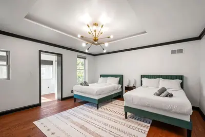 Image de Elegant Reservoir Hill home with parking sleeps 8