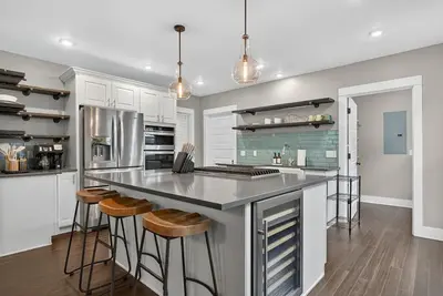 Image de Irvington Craftsman, 4 Ensuite beds, Fenced Yard