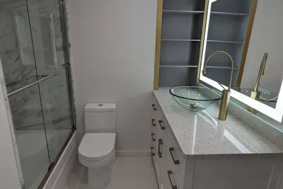 Image de 3-bedroom townhome with Ac, heat and off-street parking with renovated bathrooms