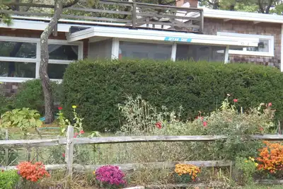 Image de 3 Bdrm Cottage with A/C. Walk to Ocean Beach. Roof Deck, lovely garden.