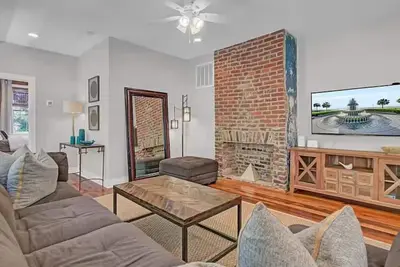 Image de Veranda Bleu - Iconic Downtown Charleston Home w/ private piazza