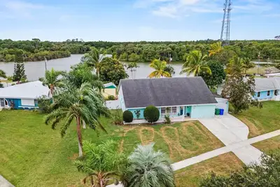 Image de Lakehouse with Sunsets, Heated Pool and Jacuzzi, 1Mi to Indian River Lagoon