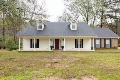 Image de A quiet place to relax with family and close enough to everything you need.