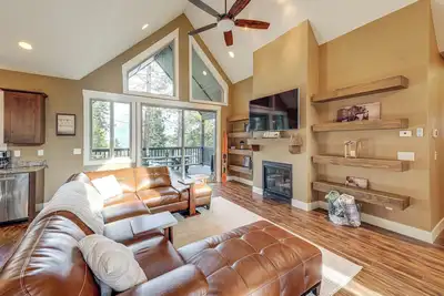 Image de Deck + Views: Scenic Group Getaway in Lakeside!