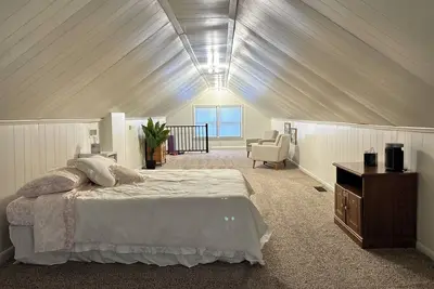 Image de Charming 3-bedroom house with large fenced in yard in adorable Ashland