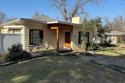 Image de Large  2-bedroom bungalow in the sought after Sayles blvd area w/ large yard