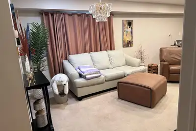 Image de Home away from home. Cosy, beautiful 3 large bedroom home with in house theatre