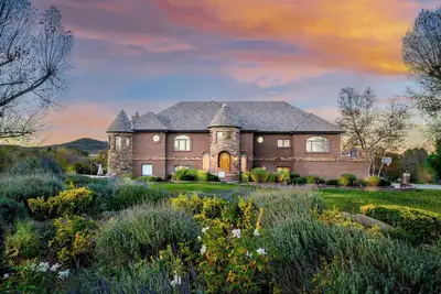 Image de Indoor Pool & Spa - Gym - Sauna - Pickleball Court