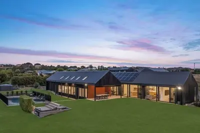 Image de Sunset Ridge Retreat - a stunning, spacious 5 bedroom home with pool and views