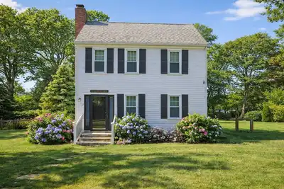 Image de Walk to beaches/dining from dog-friendly Cape home