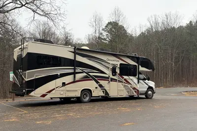 Image de Rural R. V. stay with pond views near Auburn Al