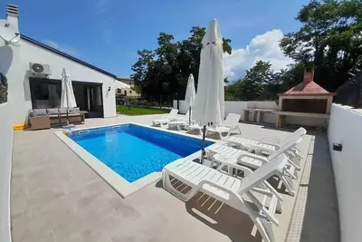 Image de Maison de vacances avec piscine, jardin, barbecue, internet et parking