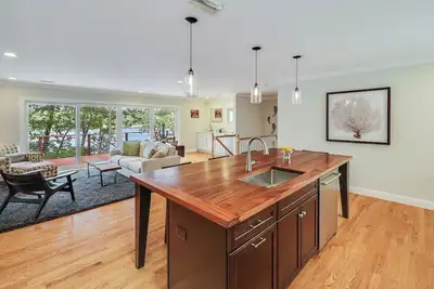 Image de Waterfront home, great location/Private Dock/Kayak, Golf, Shops, Dinning