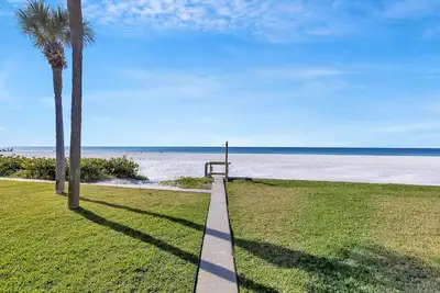 Image de Beach villa with heated pool, beach access, and free parking!