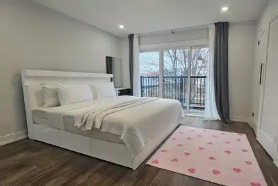 Image de New and cozy modern house near transit, parks, restaurants, shops, quiet street!