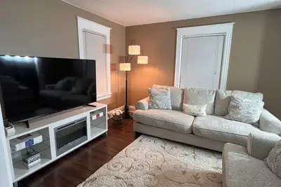 Image de 3 bed House  near Strong Memorial Hospital with King size bed and a garage