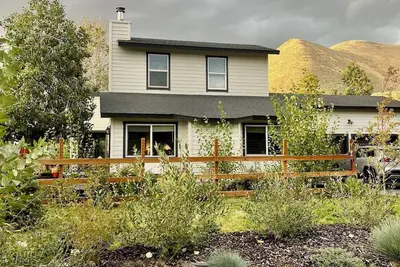 Image de 3-bedroom deluxe house on Trail Head - Hot Tub, A/C, Huge Yard, Dog Friendly