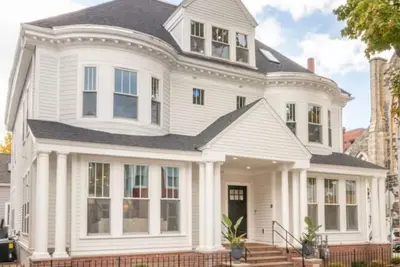 Image de Boston-Harvard Mansion Sleeps 14 w/ Spacious Game Room and Spa Bath