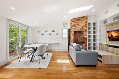 Image de Light-Filled House Close to Cafés and Parks