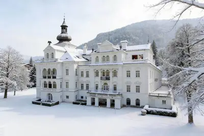 Image de Suite élégante dans un château historique