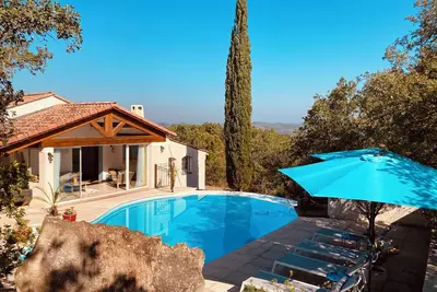Image de Villa avec piscine au calme sans vis à vis avec vue dégagée