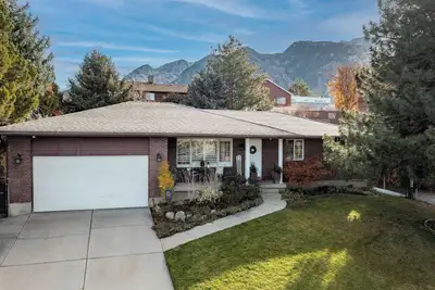 Image de All king beds (with 2 rooms that can convert into 2 twin XLs), hot tub, arcade, and fresh updates. Spacious, cozy, and minutes to Snowbird & Alta. Pet-friendly and perfect for ski groups wanting comfort, style, and unbeatable canyon access.