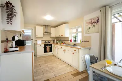 Image de Spacious 5-Bed Garden Home with Parking & WiFi - Pass the Keys