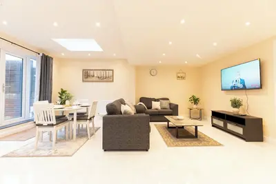 Image de Spacious 4br Home, Walk to Station + Parking - Pass the Keys