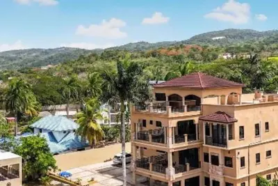 Image de Luxury 3 Bedroom private suit with pool