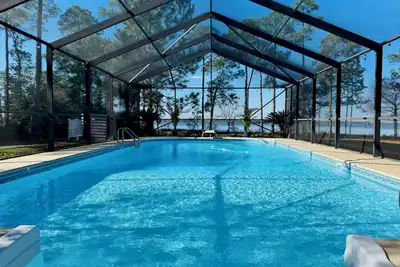 Image de Private Waterfront 7 Acre Retreat with Pool 20 minutes from Pensacola