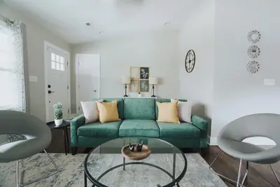 Image de Beautiful 4 Br Home, 15 min Walk to Downtown