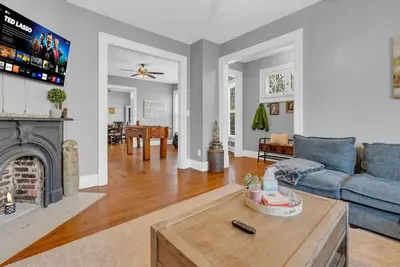 Image de Old Northside historic beauty- 4-bedrooms, 2. 5 baths with foosball and games!