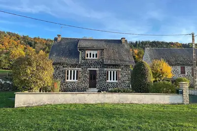 Image de Maison de famille dans un hameau calme, le long de la vallée de l’Alagnon.
