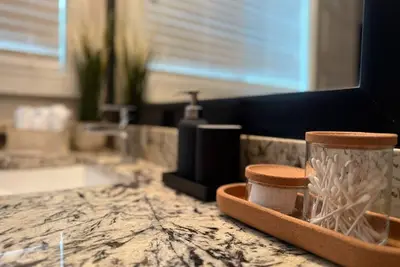 Image de Modern Home I Near UofA & Whyte Av I 3br 3. 5 BathI Free Garage Parking