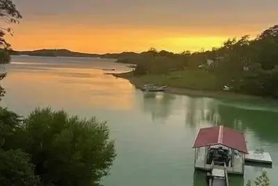 Image de Cobblestone Cove. Lake Front/Hot Tub/Outdoor Fireplace/5 Acres/Game Room