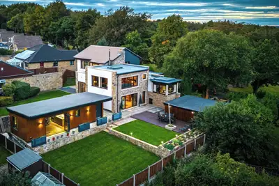 Image de The Luxury Shed, with a garden in Huddersfield