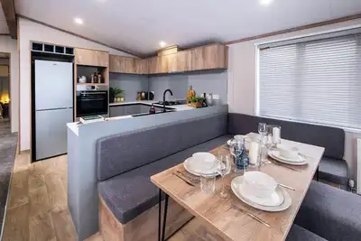 Image de No. 10 - Cedar Lodge, pet friendly, with hot tub in Delamere