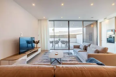 Image de Seabreeze Residence - Luxury Poolside Oasis