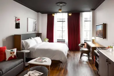 Image de 3 Corner King Suite in East End Toronto | Pet Friendly