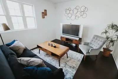 Image de 2 Min Ride to Downtown, Stylish Home, Fenced Yard