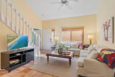 Image de Lovely coastal 3-bedroom condo short walk to Jupiter Beach!