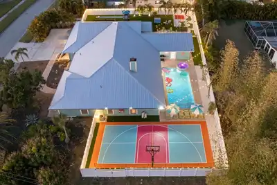 Image de Sleeps 20! Pickleball, Heated Pool, Hot Tub & Games Retreat! Near Beaches