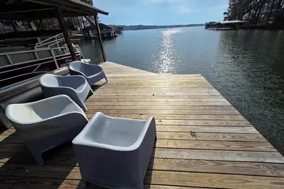 Image de Sandy Cove 4-bedroom house - main lake views - private beach!