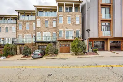 Image de 2 Mi to Market Sq! Row House w/ Dedicated Office