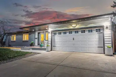 Image de 5br Spacious Home w Movie Theater, Games & Yard - Near Denver & Red Rocks