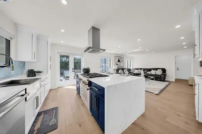 Image de 5-bedroom house in a friendly neighborhood