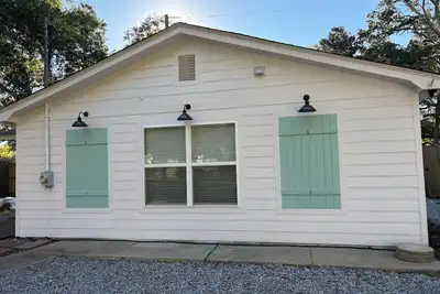 Image de Cozy 1-bedroom beach cottage located two blocks form the beach!