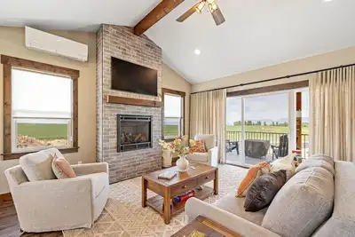 Image de New! Modern Retreat, Mountain Views, Ski, Hike, Fireplace 10 mi downtown Bozeman