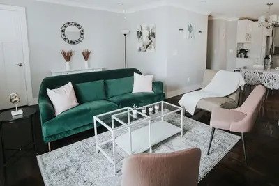 Image de Beautiful 4 Br Home, 15 Min Walk to Downtown