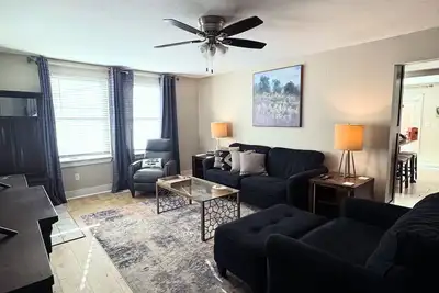 Image de Classic Old Town Charm, Thoughtfully Elevated retreat for visits &extended stays